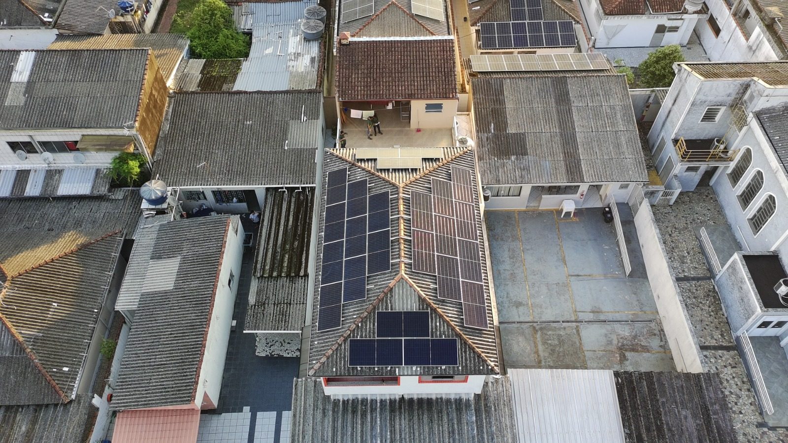 Placas solares em telhado residencial