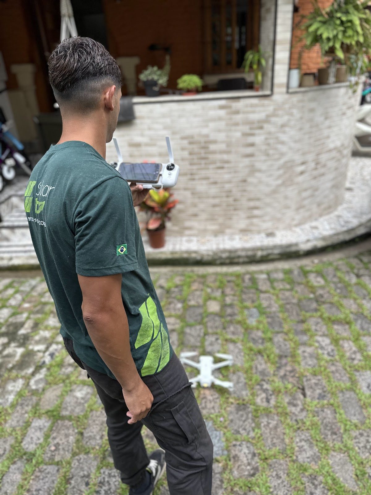 Técnico da Soluar Eco operando drone