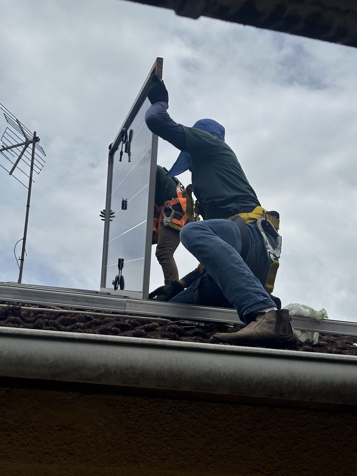 Equipe instalando placa solar